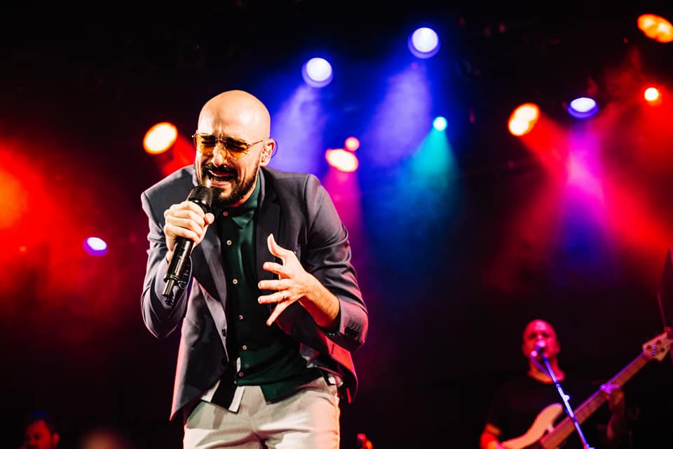 Abel Pintos en concierto con  ‘La Familia Festeja Fuerte’ en Plantabaja de Granada