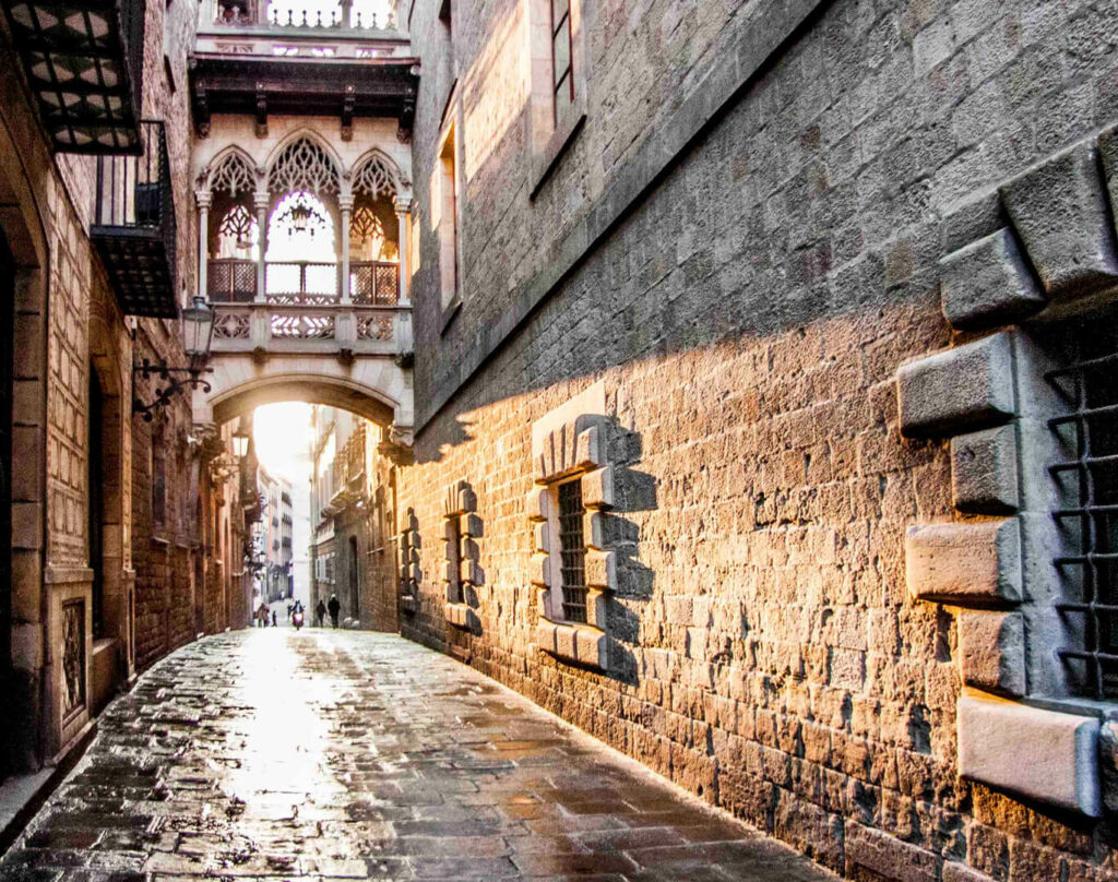la calle del Bisbe del barrio Gotico de Barcelona calles más bonitas del mundo